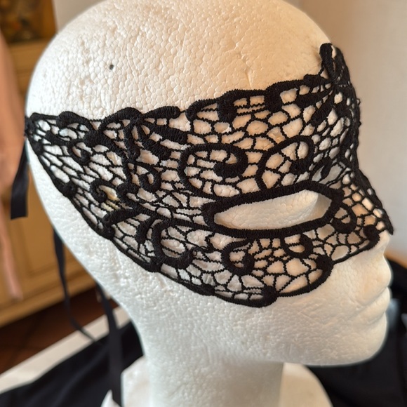 Madri Gras mask - Picture 4 of 5